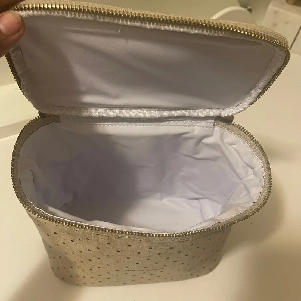 Kate spade beautiful lunchbox out to lunch in the front.with gold zipper